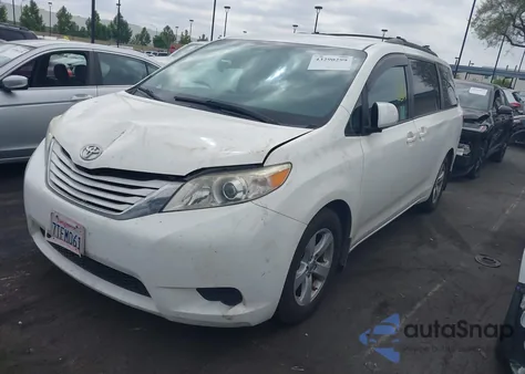 2016 Toyota Sienna Le 8 Passenger z USA, uszkodzony, nr VIN 5TDKK3DC5GS749232